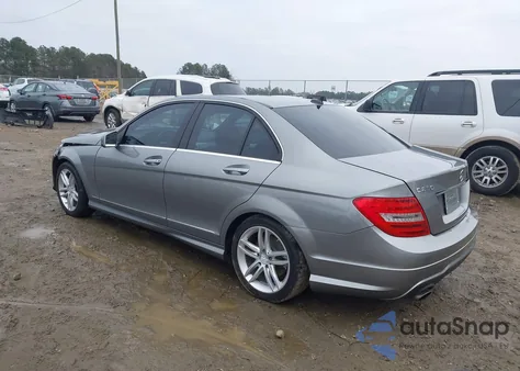 2013 Mercedes-Benz C 250 Sport z USA, uszkodzony, nr VIN WDDGF4HB3DA831573